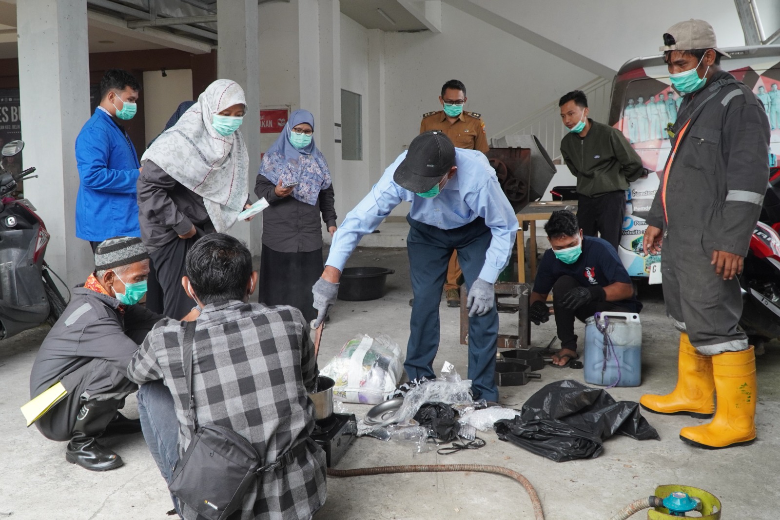 Pelatihan Pembuatan Paving Block dari Sampah Plastik: Inovasi Ramah Lingkungan Bernilai Jual