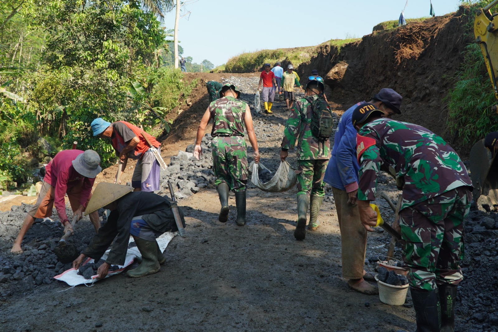 Kerja Bakti Pembangunan Jalan Perjuangan: Sinergi TNI, Pemerintah Desa dan Masyarakat