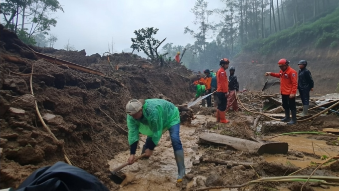 Pemdes Bulakan dan Tim Destana Gabung SAR Cari Korban Longsor di Desa Bongas